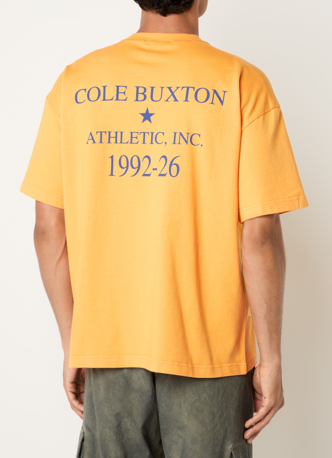 Cole Buxton Athletic Inc. T-shirt met logo- en backprint - detail 3 okergeel