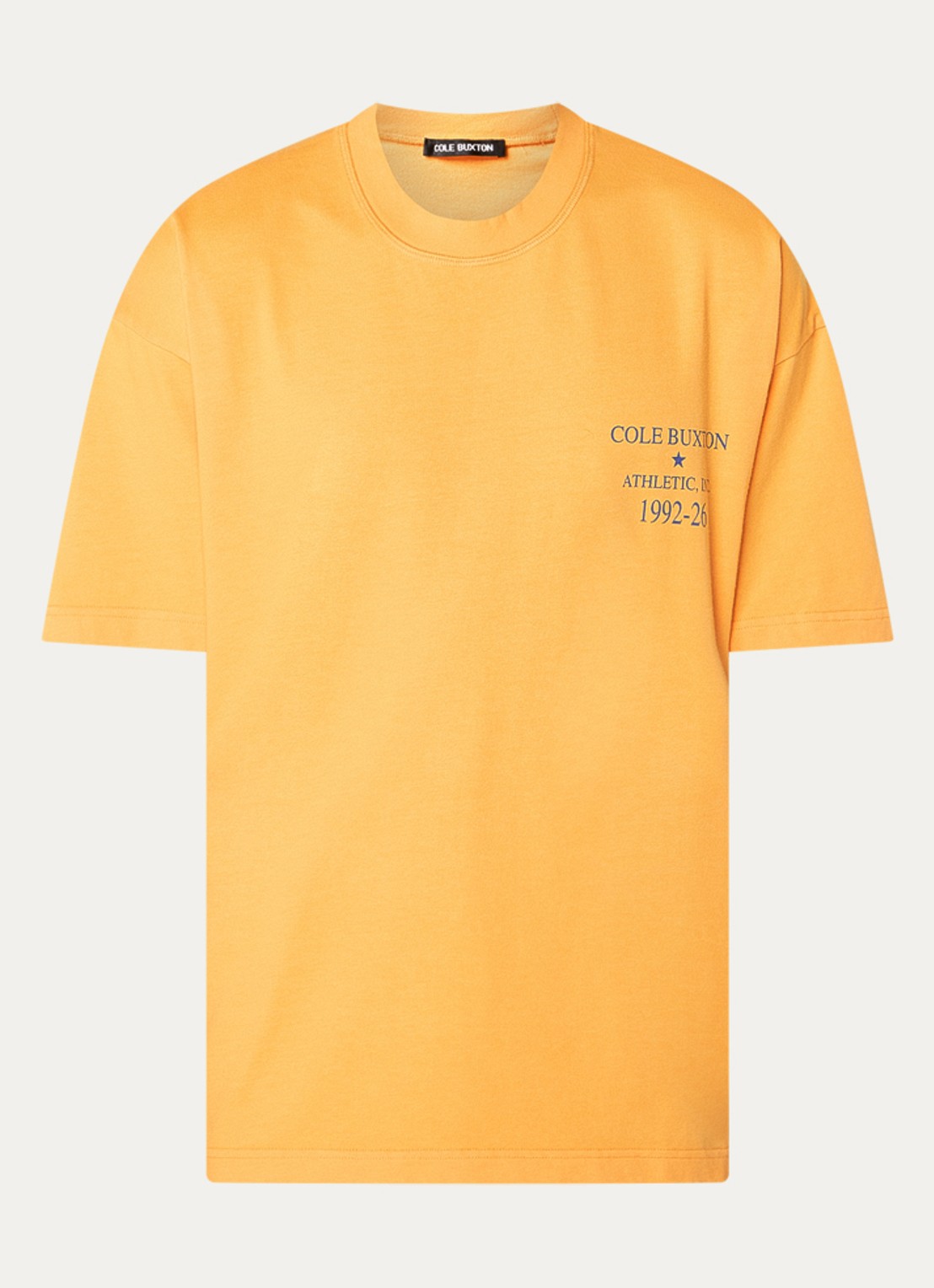 Cole Buxton Athletic Inc. T-shirt met logo- en backprint - voorkant okergeel