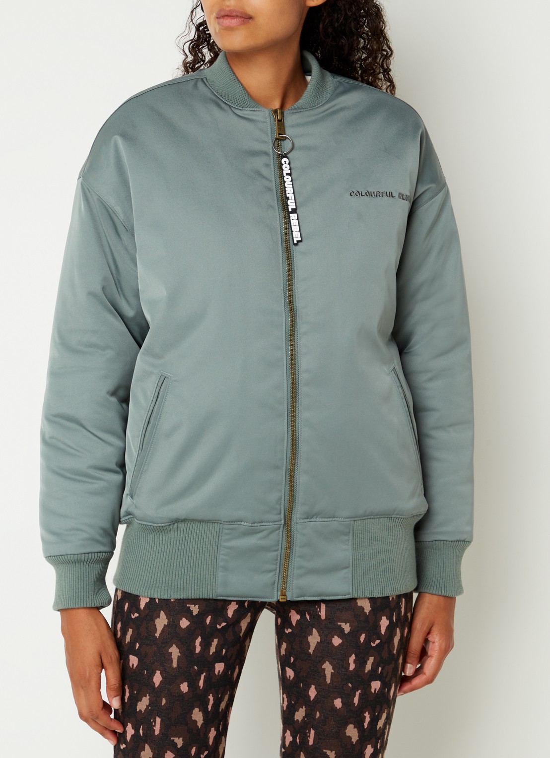 Colourful Rebel Fem oversized gewatteerd bomberjack met steekzakken - detail 2 olijfgroen