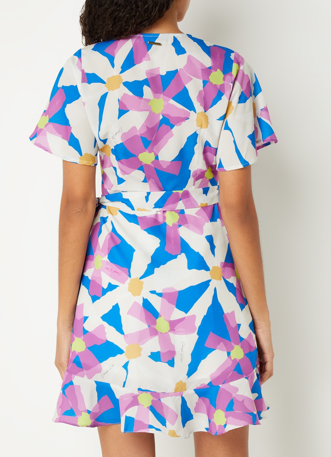 Colourful Rebel Telsi mini wikkeljurk met bloemenprint en vlindermouw - achterkant blauw