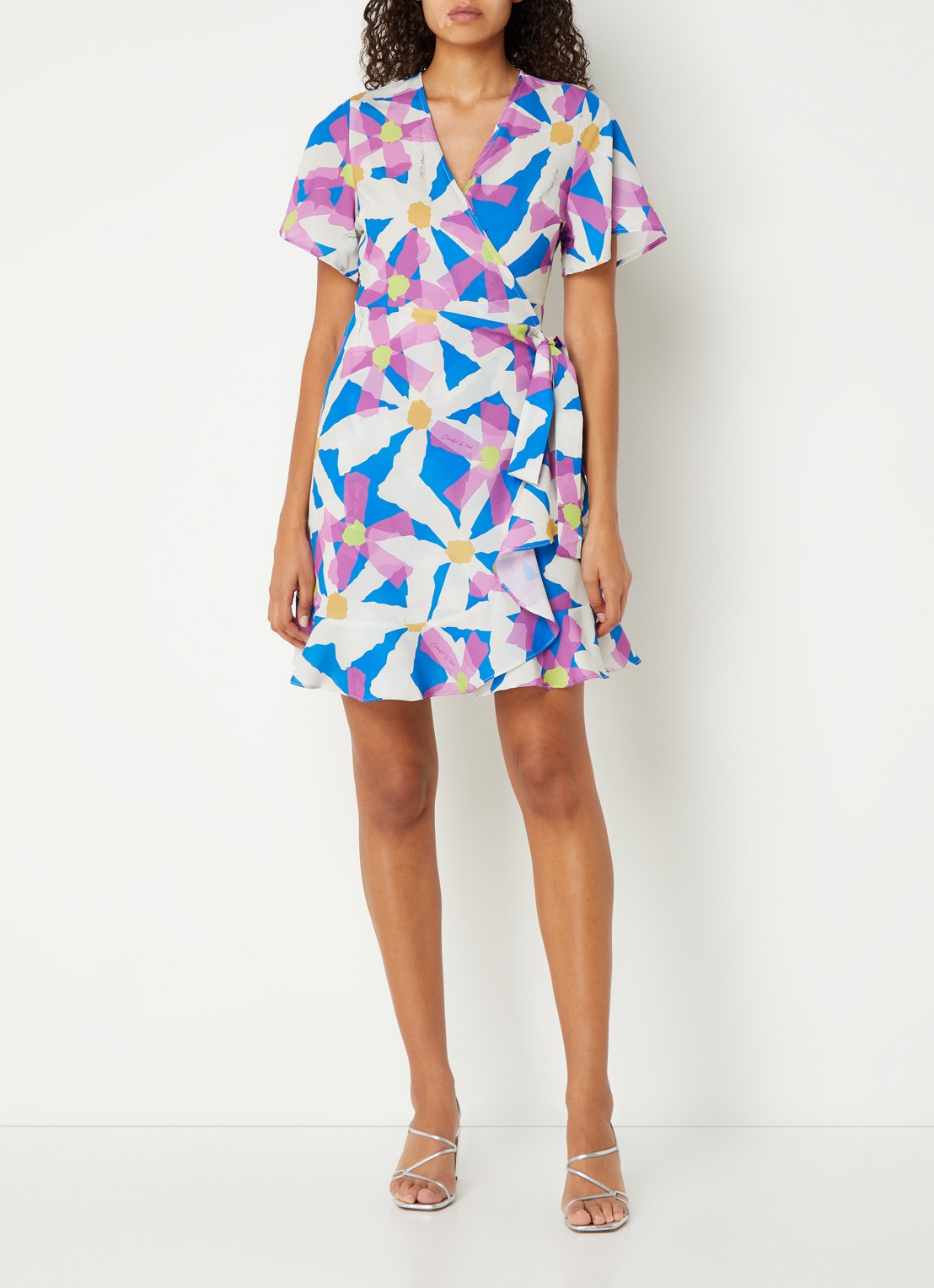 Colourful Rebel Telsi mini wikkeljurk met bloemenprint en vlindermouw - voorkant 3 blauw