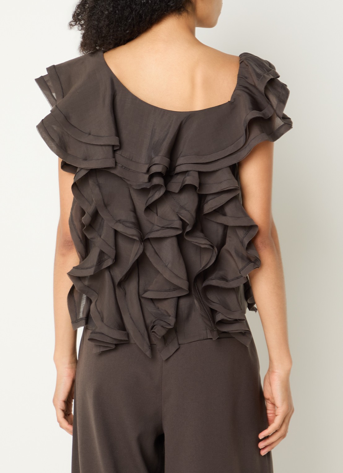 Copenhagen Muse CMTilly top met volant en asymmetrische hals - achterkant donkerbruin