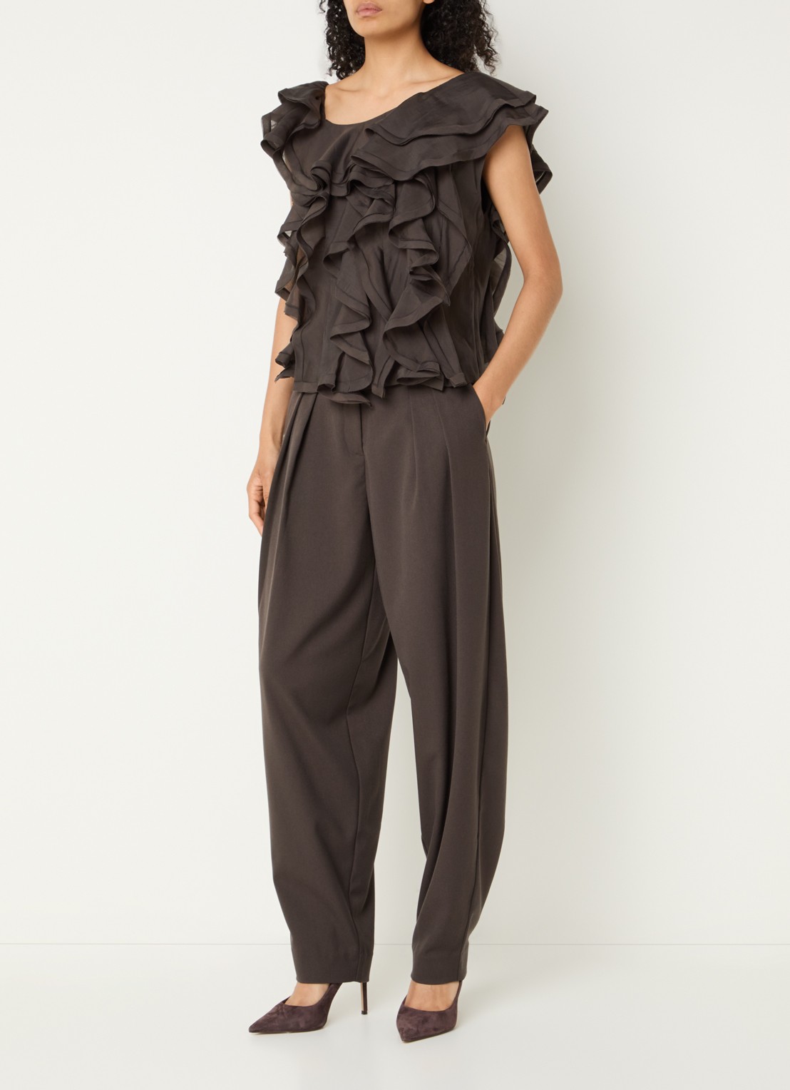 Copenhagen Muse CMTilly top met volant en asymmetrische hals - voorkant 4 donkerbruin