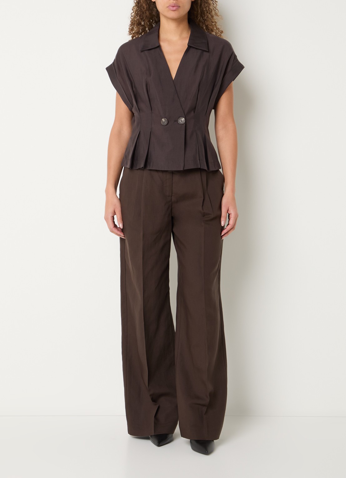 Copenhagen Muse Molly blouse met plooidetail - voorkant 2 donkerbruin