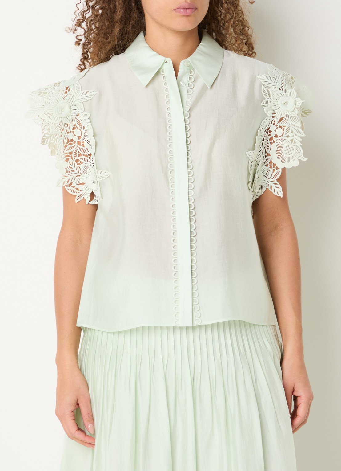 Copenhagen Muse Molly blouse met V-hals - detail 4 lindegroen