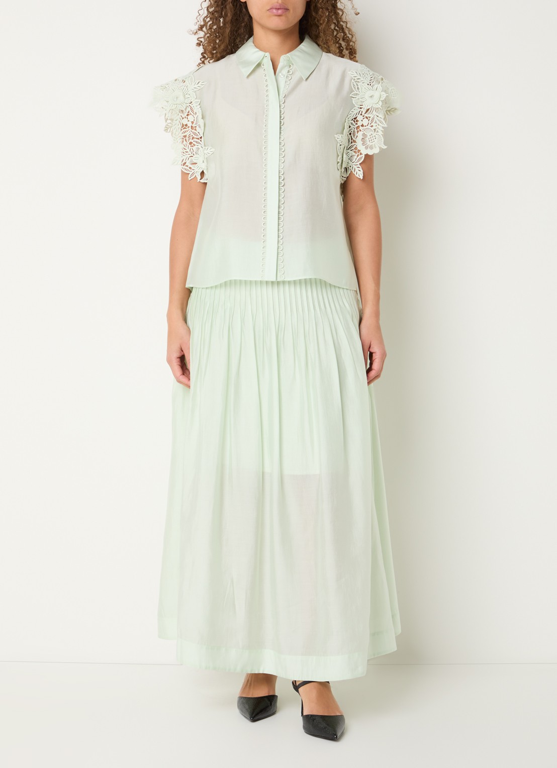 Copenhagen Muse Molly blouse met V-hals - voorkant 2 lindegroen