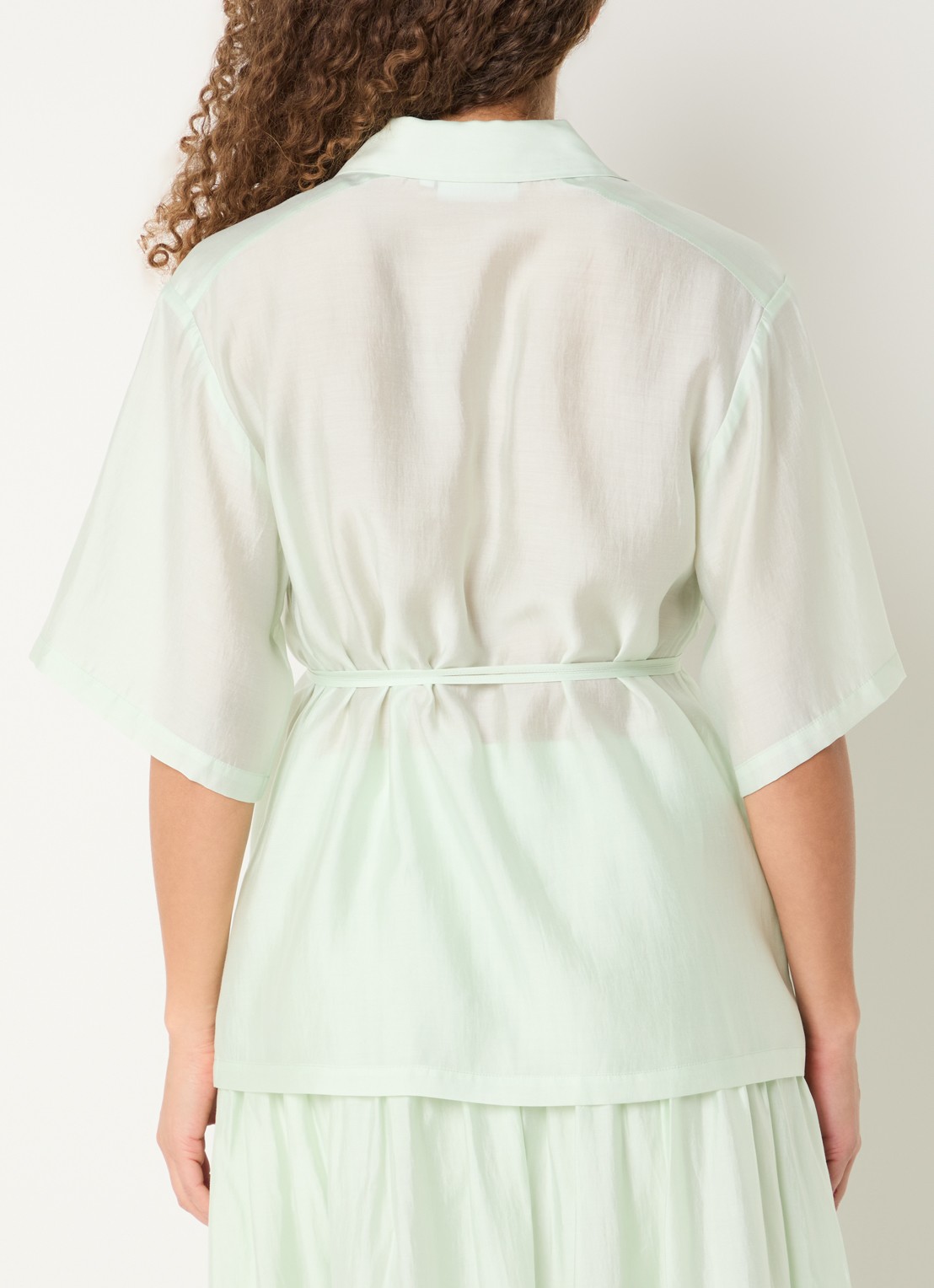 Copenhagen Muse Semi-transparante blouse met ceintuur - achterkant lindegroen