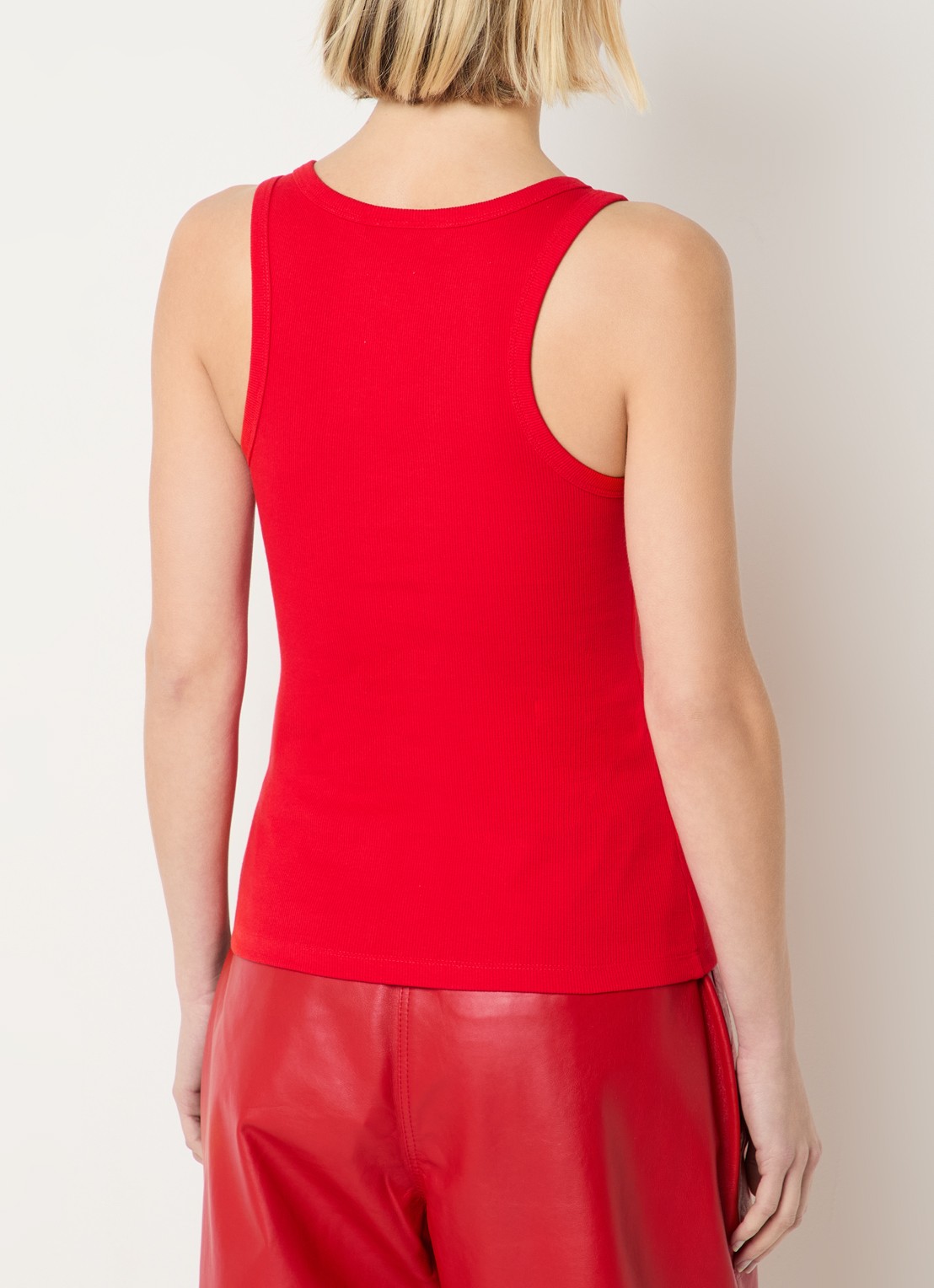 Copenhagen Muse Siv tanktop met ribstructuur en ringdetail - achterkant rood