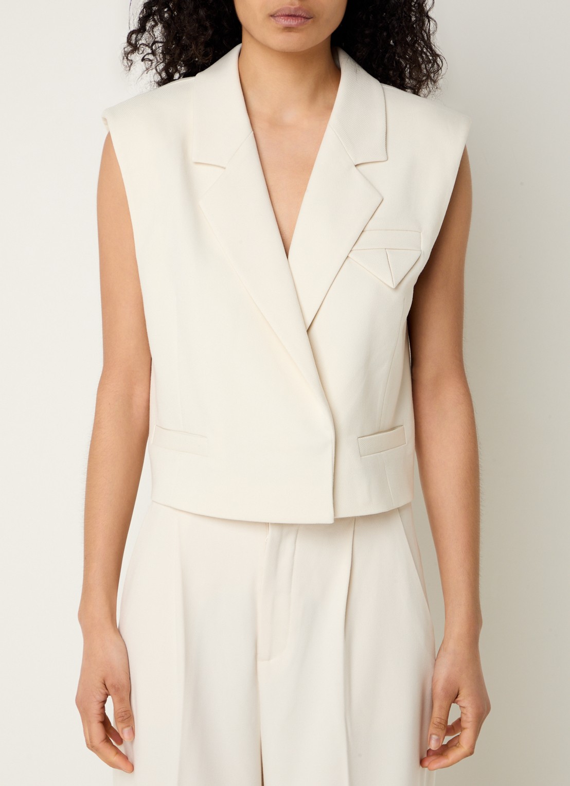 Copenhagen Muse Tailor gilet met schoudervulling - detail 3 gebroken wit