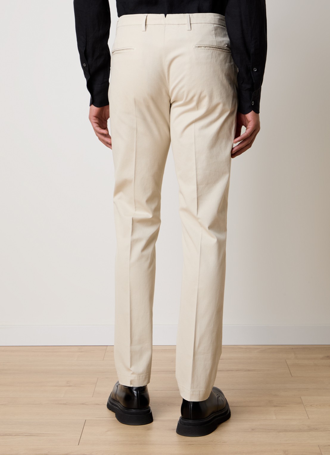 Corneliani Slim fit chino in linnenblend met steekzakken - achterkant 6 creme