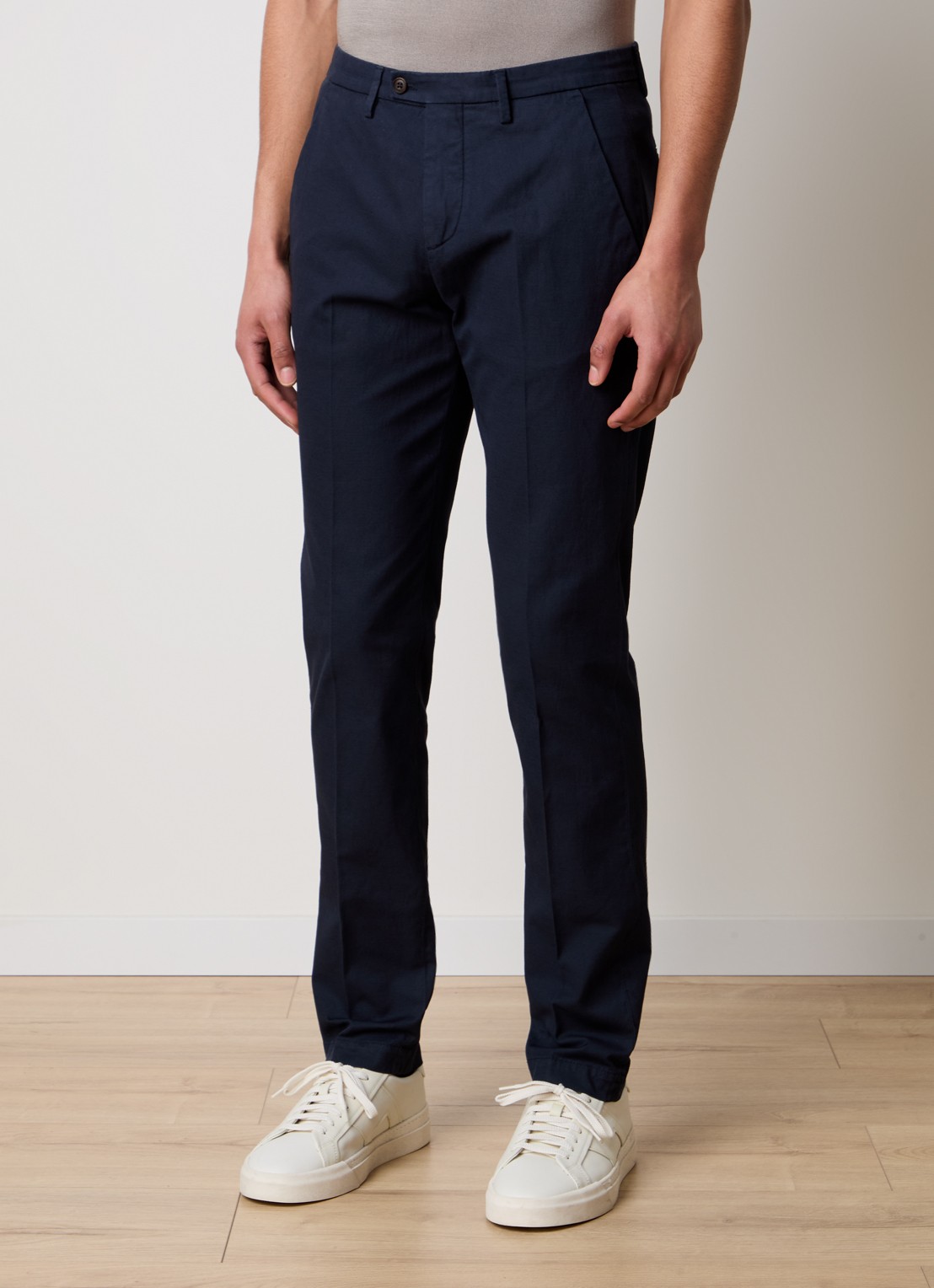 Corneliani Slim fit chino in linnenblend met steekzakken - detail donkerblauw