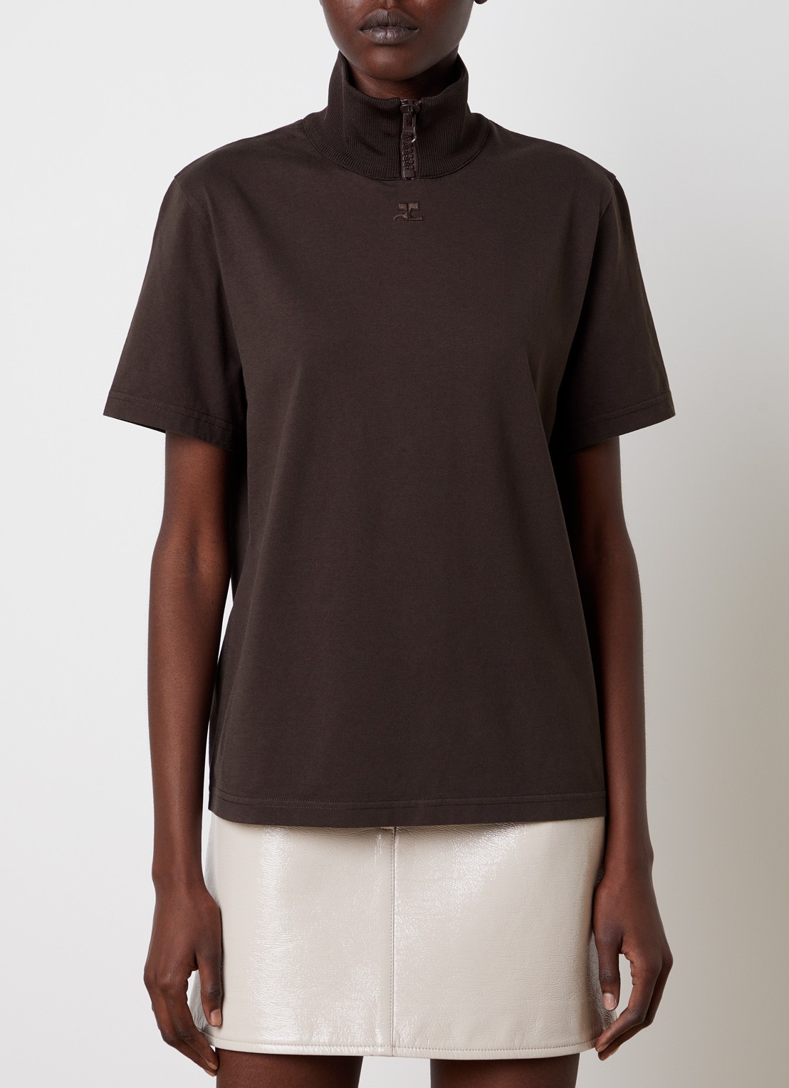 Courrèges T-shirt met logoborduring en col - detail chocoladebruin