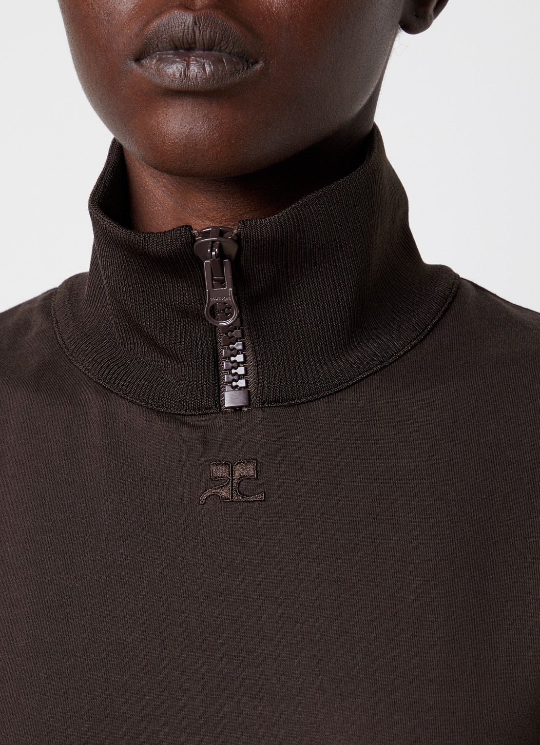 Courrèges T-shirt met logoborduring en col - detail 2 chocoladebruin