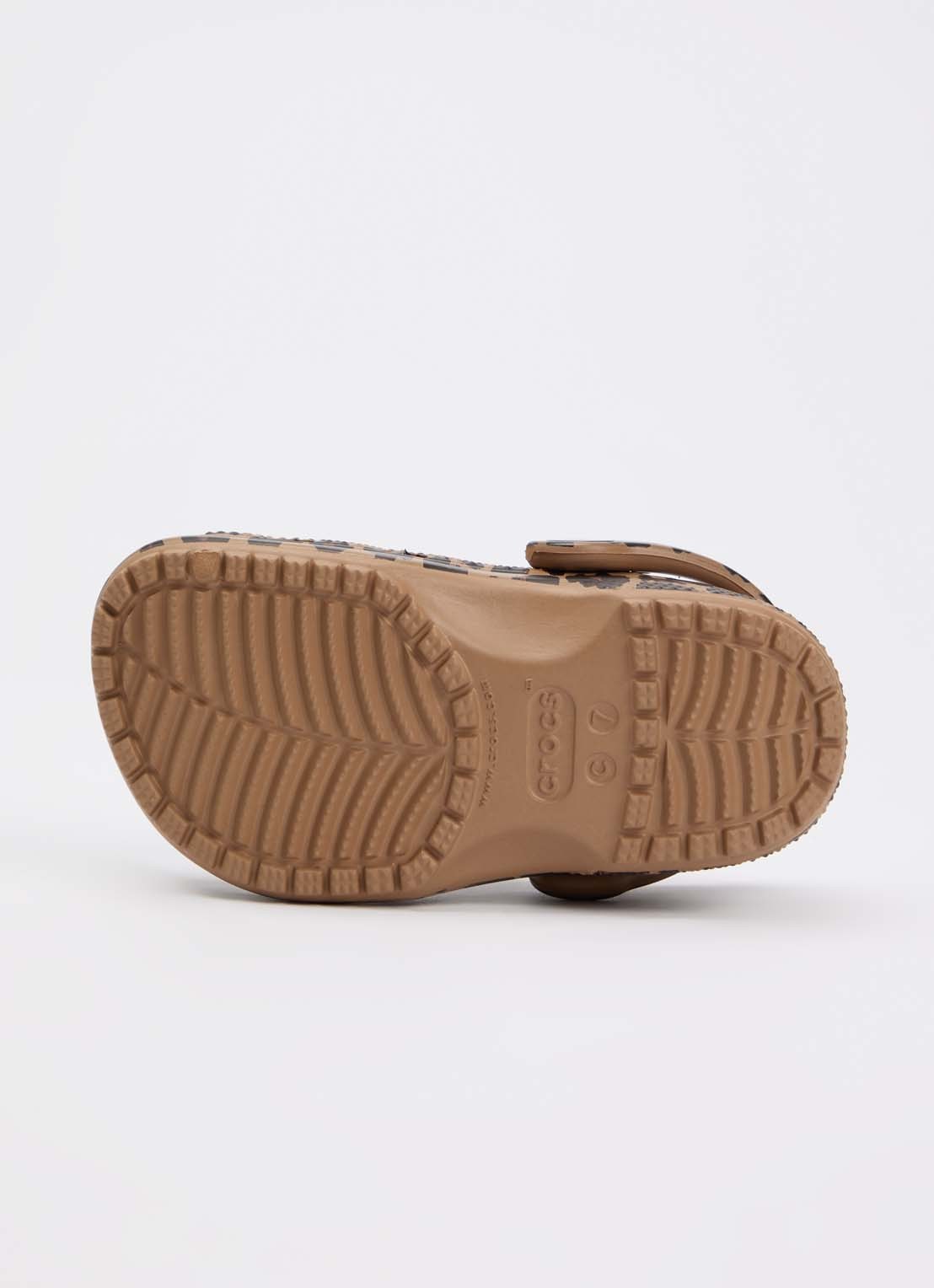 Crocs Classic Animal Clog instapper met panterprint - detail bruin