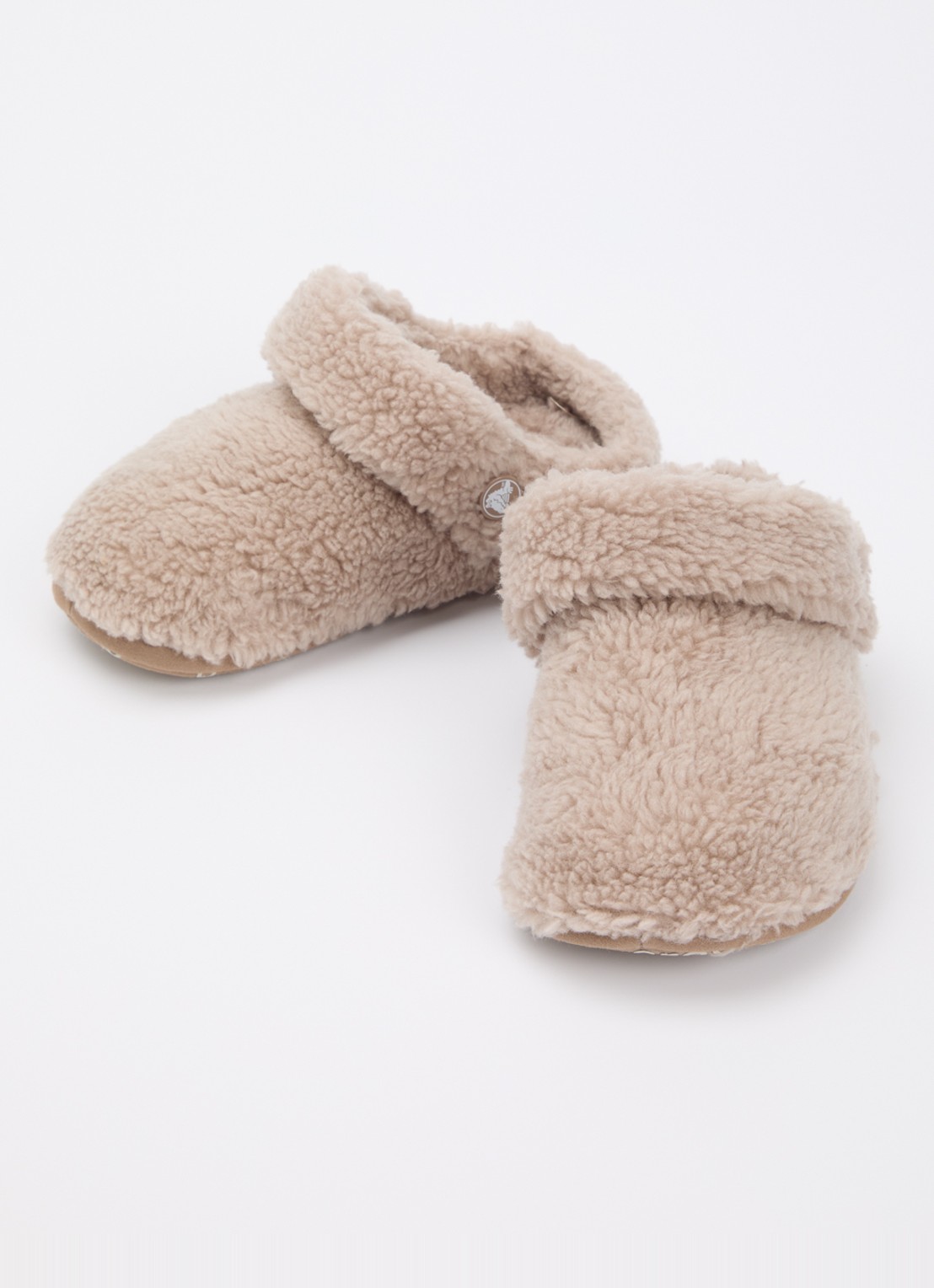 Crocs Classic Cozzzy pantoffel van imitatiebont  - voorkant 4 donkerbeige