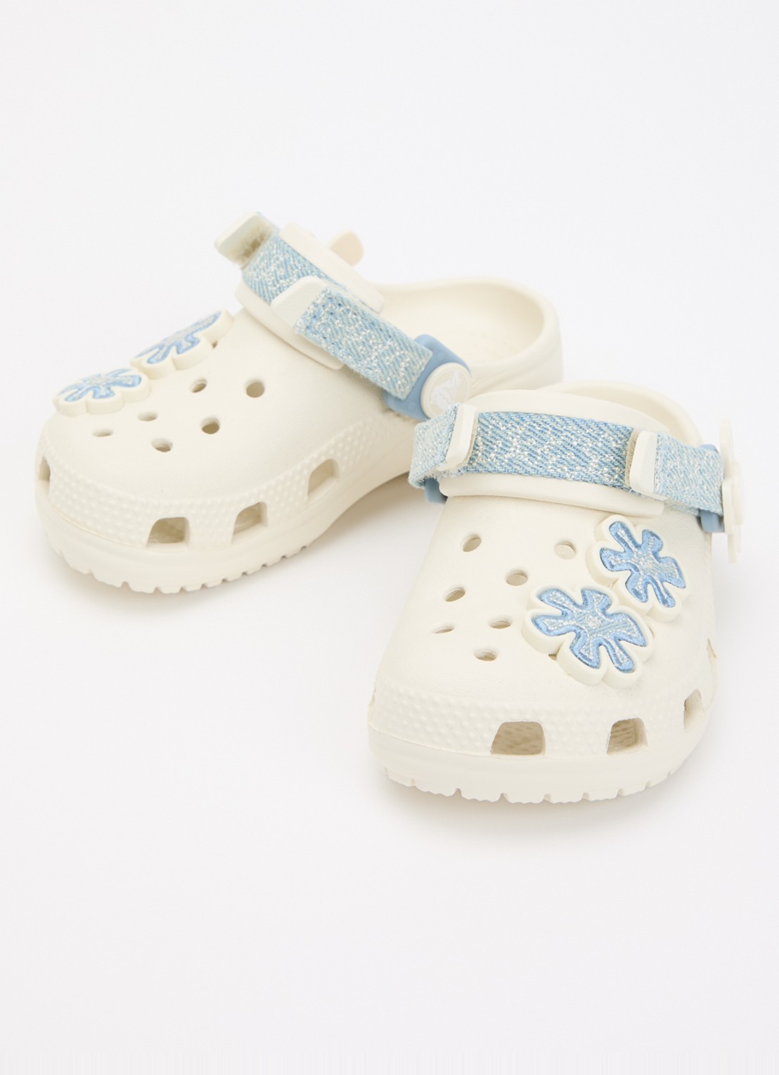 Crocs Classic Denim Clog instapper met applicatie  - voorkant 2 wit