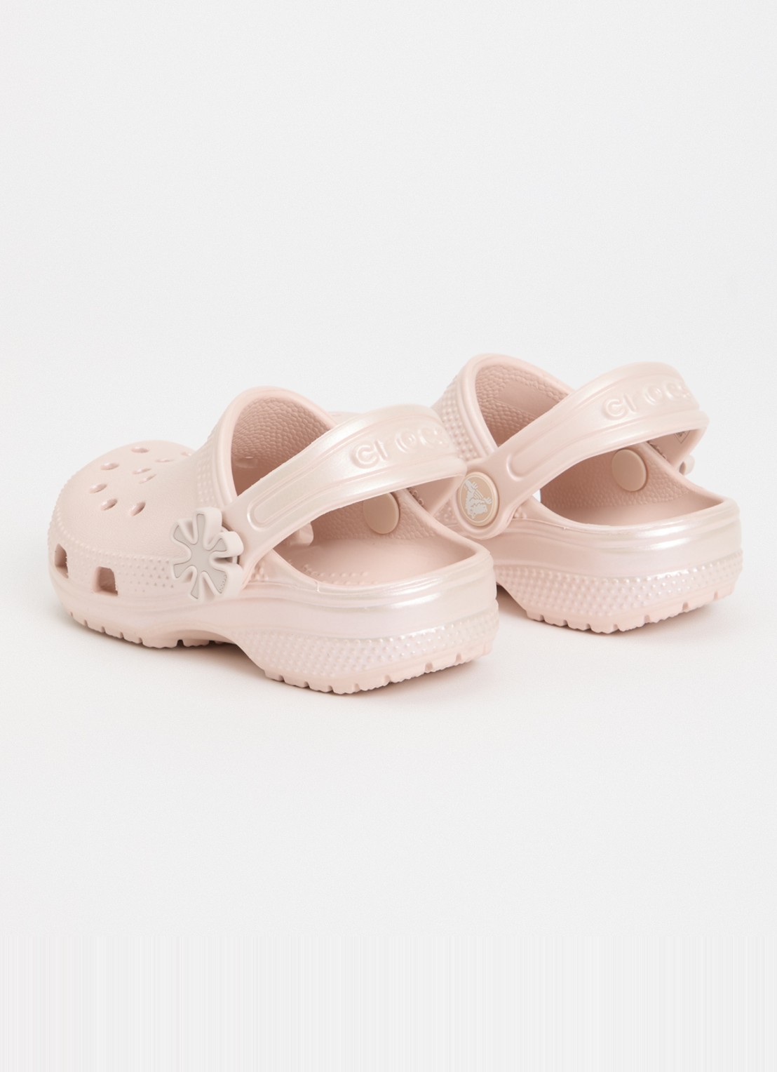 Crocs Classic Pearl Shine Clog instapper met logo - achterkant 4 lichtroze