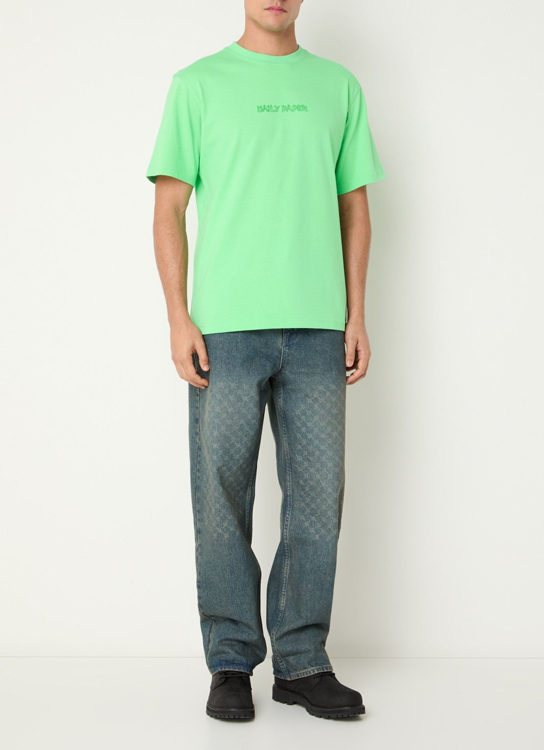 Daily Paper Burned Shield T-shirt met logo- en backprint - voorkant 2 groen