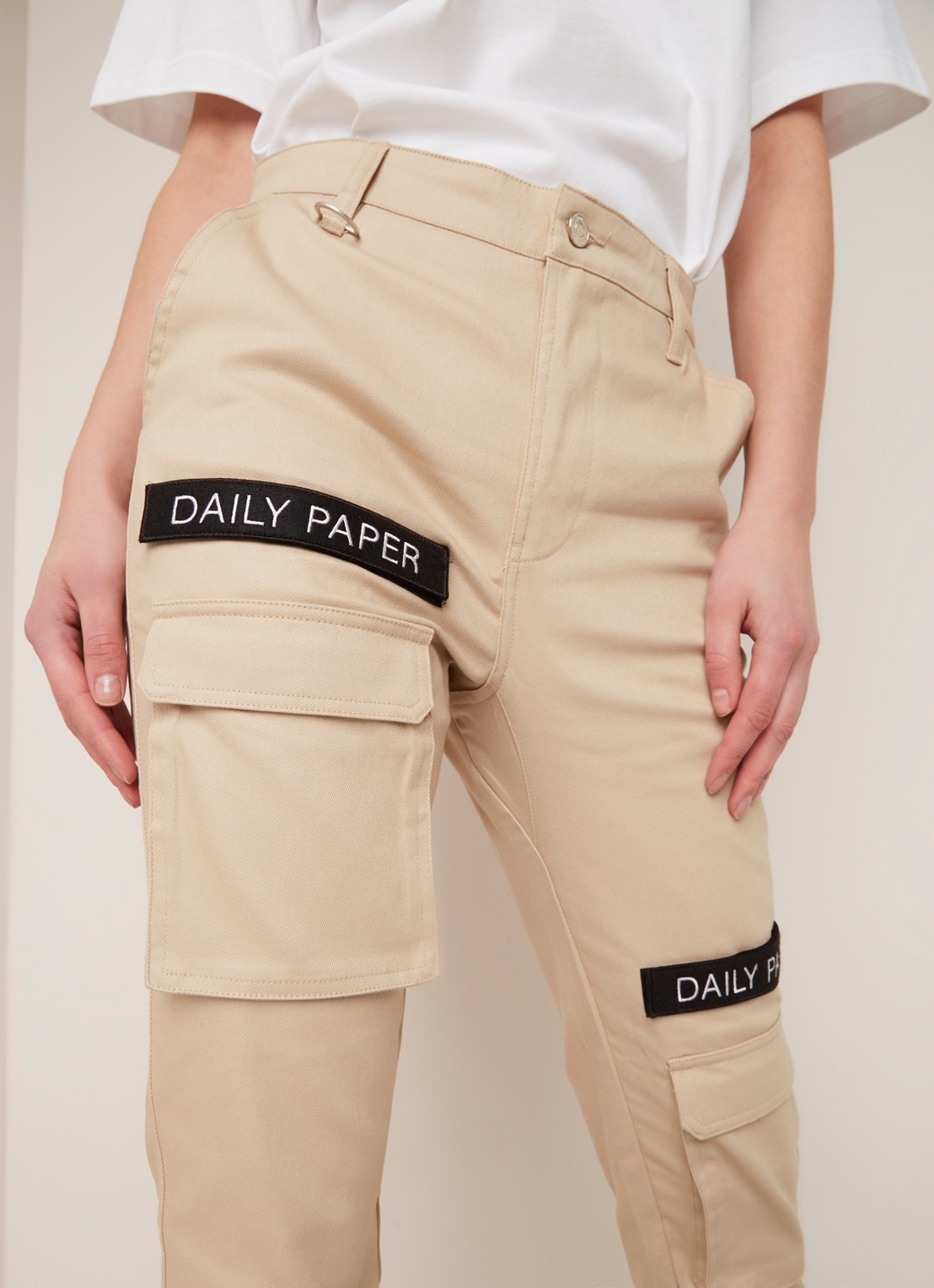 Daily Paper Daily Paper High waist tapered fit cargobroek met logotape - detail 4 beige
