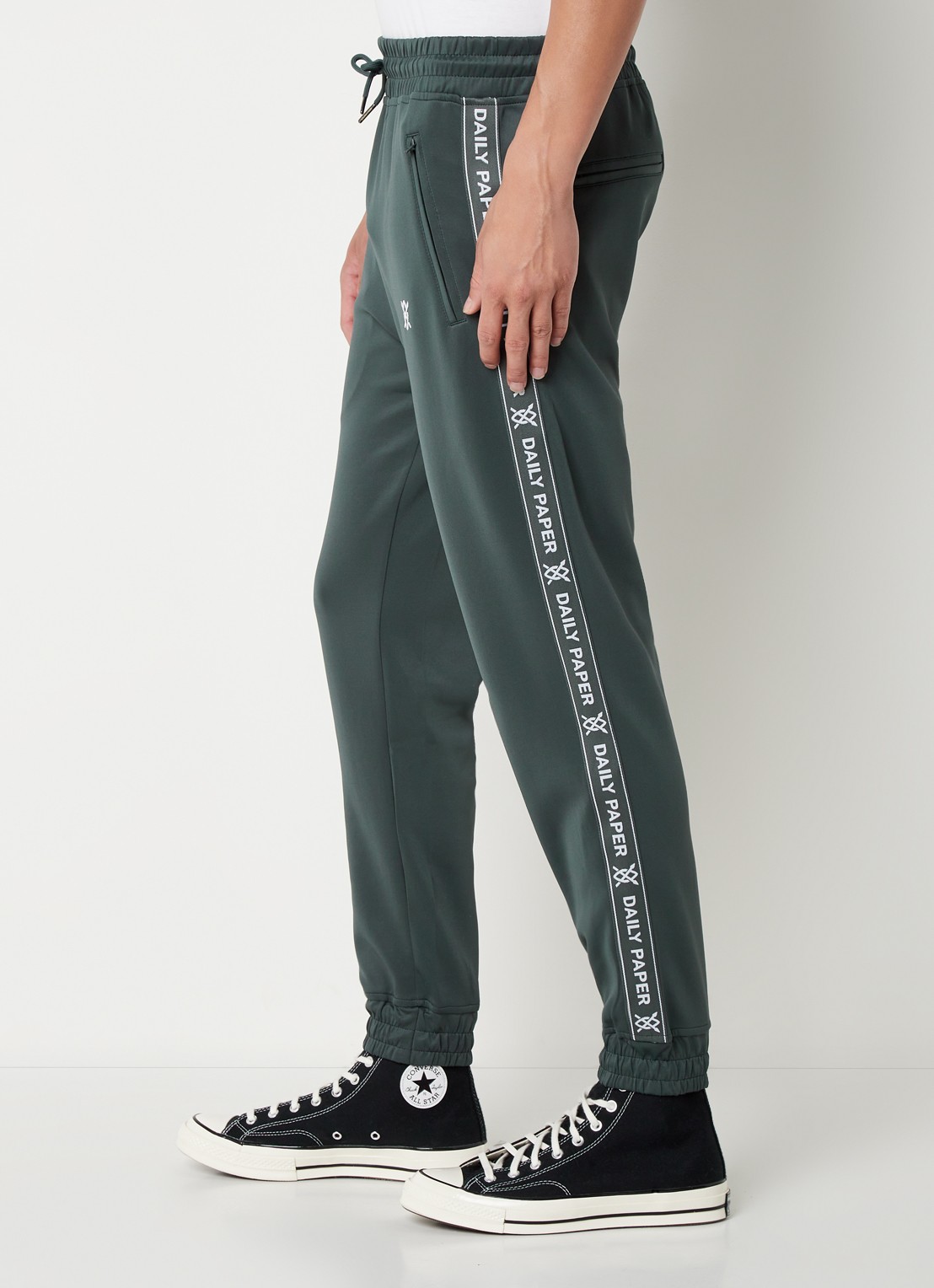 Daily Paper Etape tapered fit cropped trackpants met ritszakken en logoband - detail 4 bronsgroen