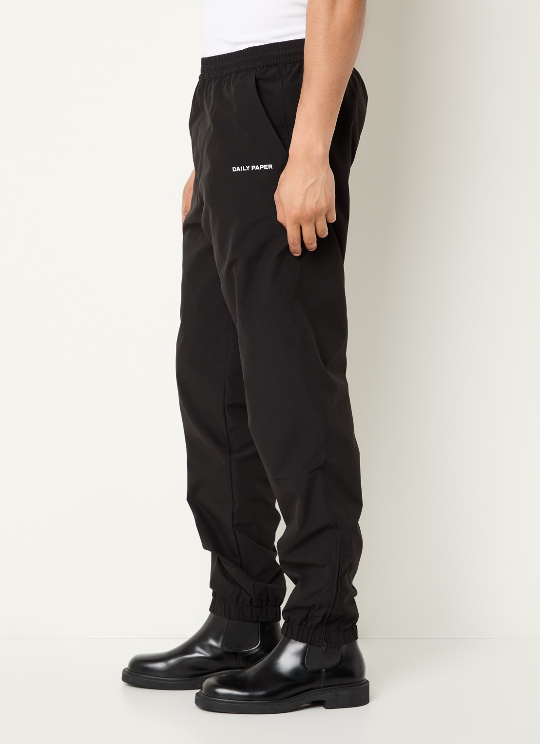 Daily Paper Eward tapered fit trackpants met logo en steekzakken - detail 4 zwart
