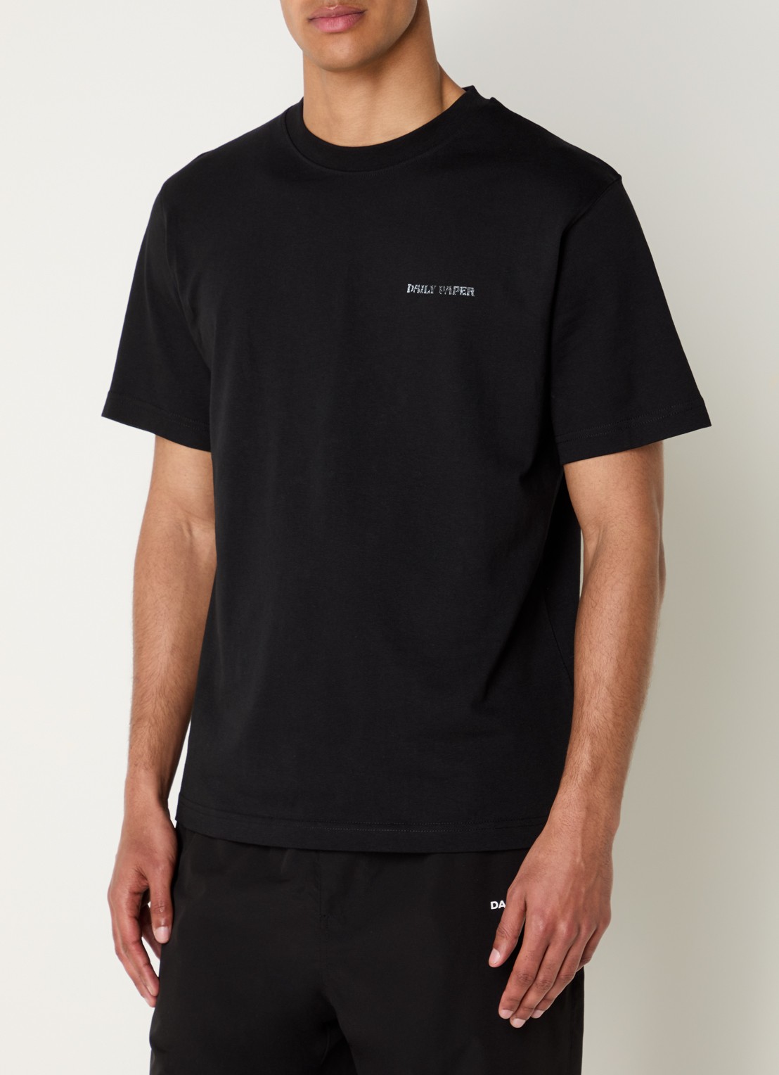Daily Paper Metal Shield T-shirt logo- en backprint - achterkant zwart