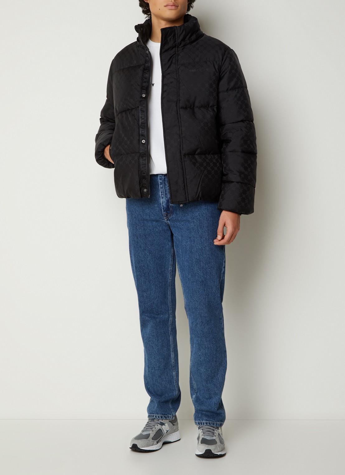 Daily Paper Monogram puffer jack met afneembare capuchon en logoprint - voorkant 5 zwart