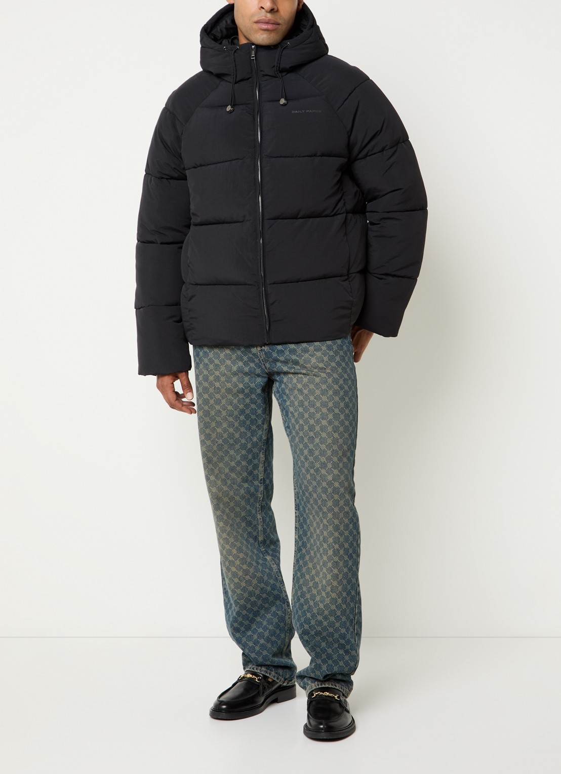Daily Paper Puffer jack met ritszakken en capuchon - voorkant 2 zwart