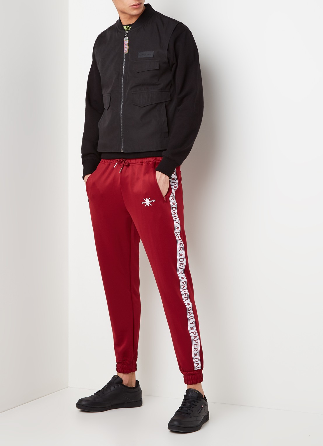 Daily Paper Tapered fit joggingbroek met logoband - voorkant 5 cranberryrood