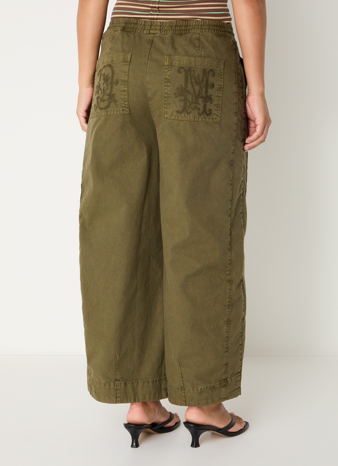 Damson Madder Felix high waist wide fit cargobroek met borduring - achterkant 4 olijfgroen