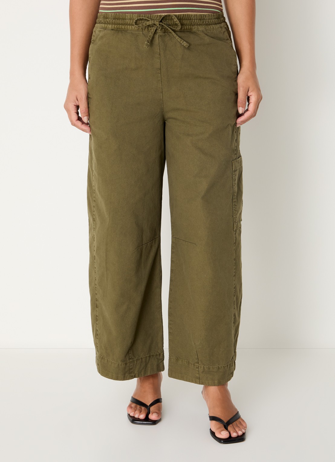 Damson Madder Felix high waist wide fit cargobroek met borduring - detail 3 olijfgroen