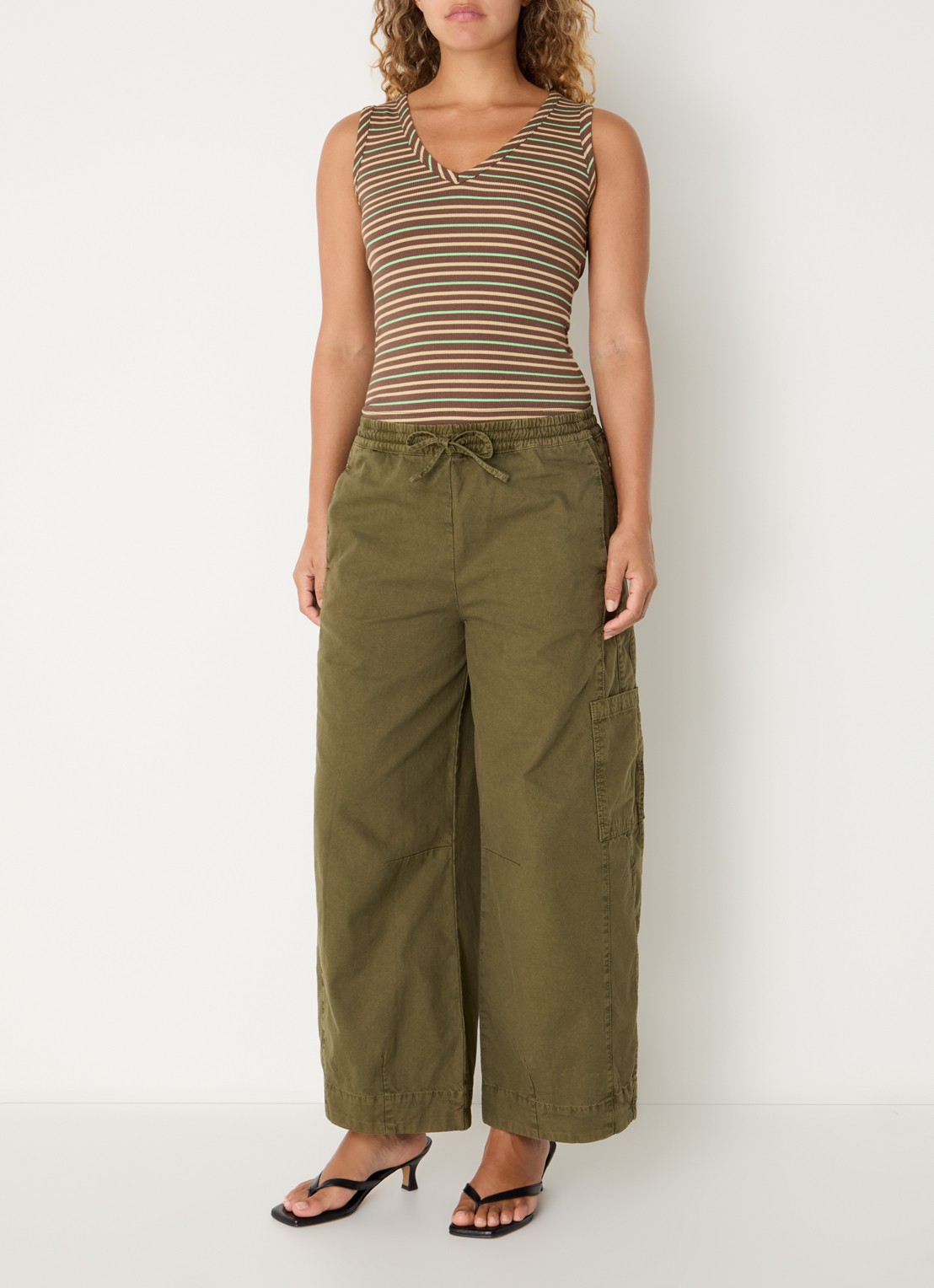 Damson Madder Felix high waist wide fit cargobroek met borduring - voorkant 2 olijfgroen