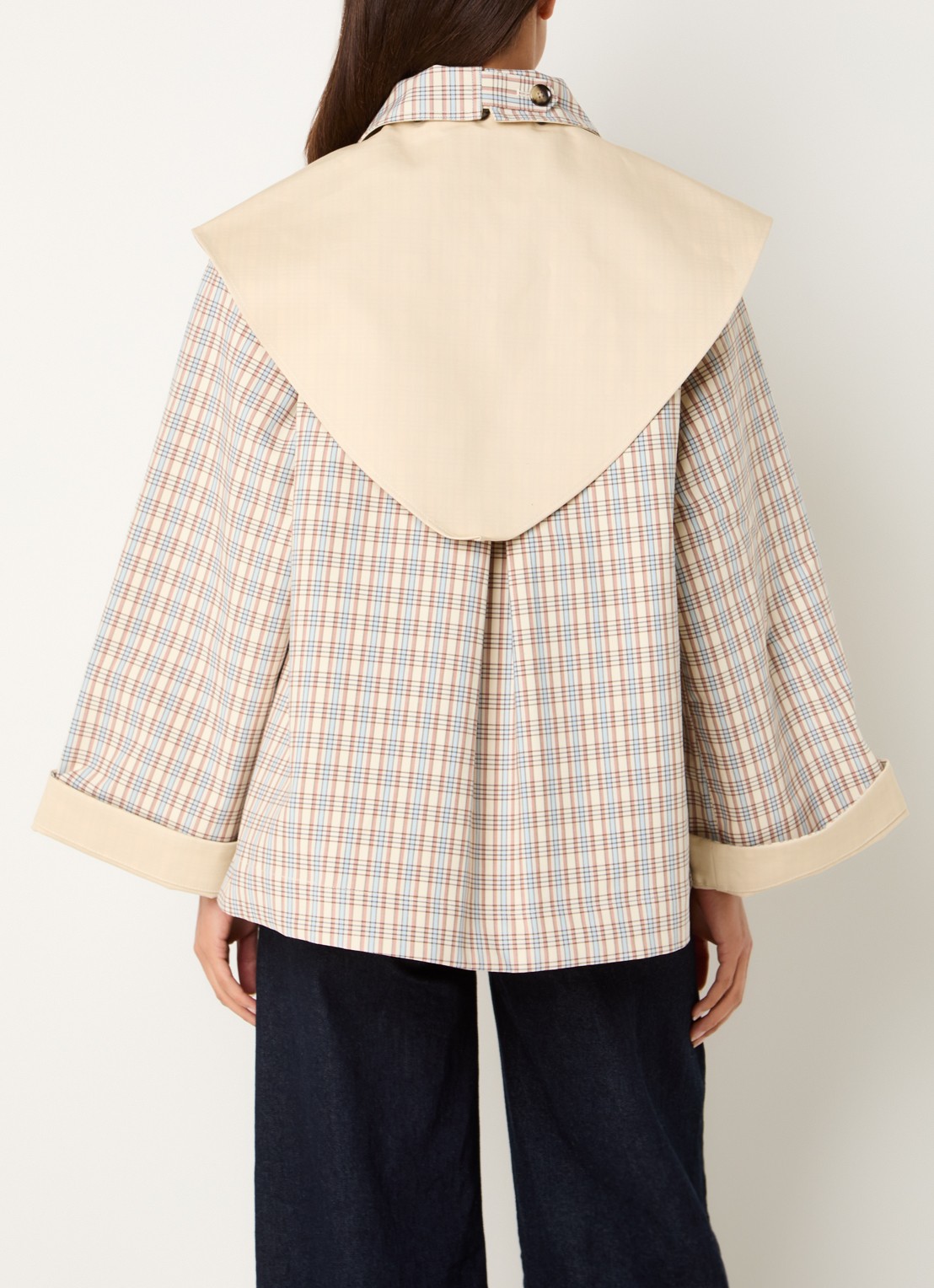 Damson Madder Jerry cropped trenchcoat met steekzakken - achterkant beige