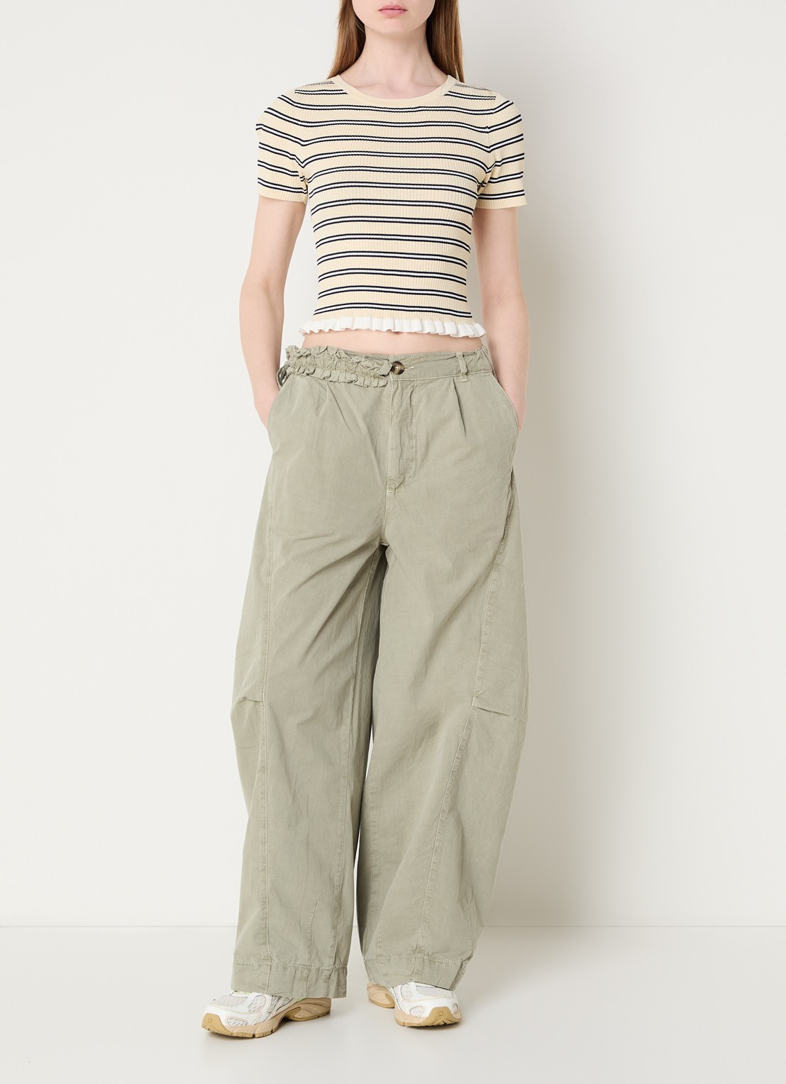 Damson Madder Liv mid waist straight fit broek met steekzakken - voorkant 3 groen