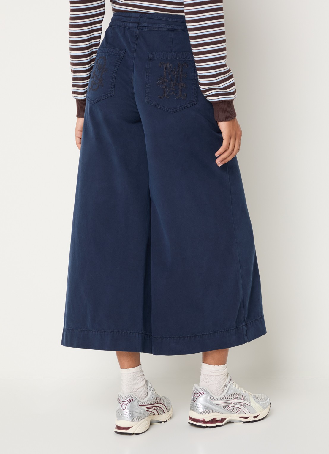Damson Madder Lotta mid waist chino met steekzakken - achterkant donkerblauw