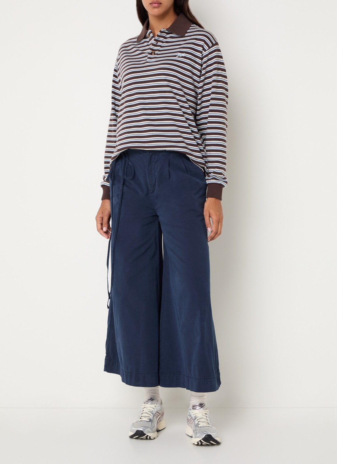 Damson Madder Lotta mid waist chino met steekzakken - voorkant 4 donkerblauw