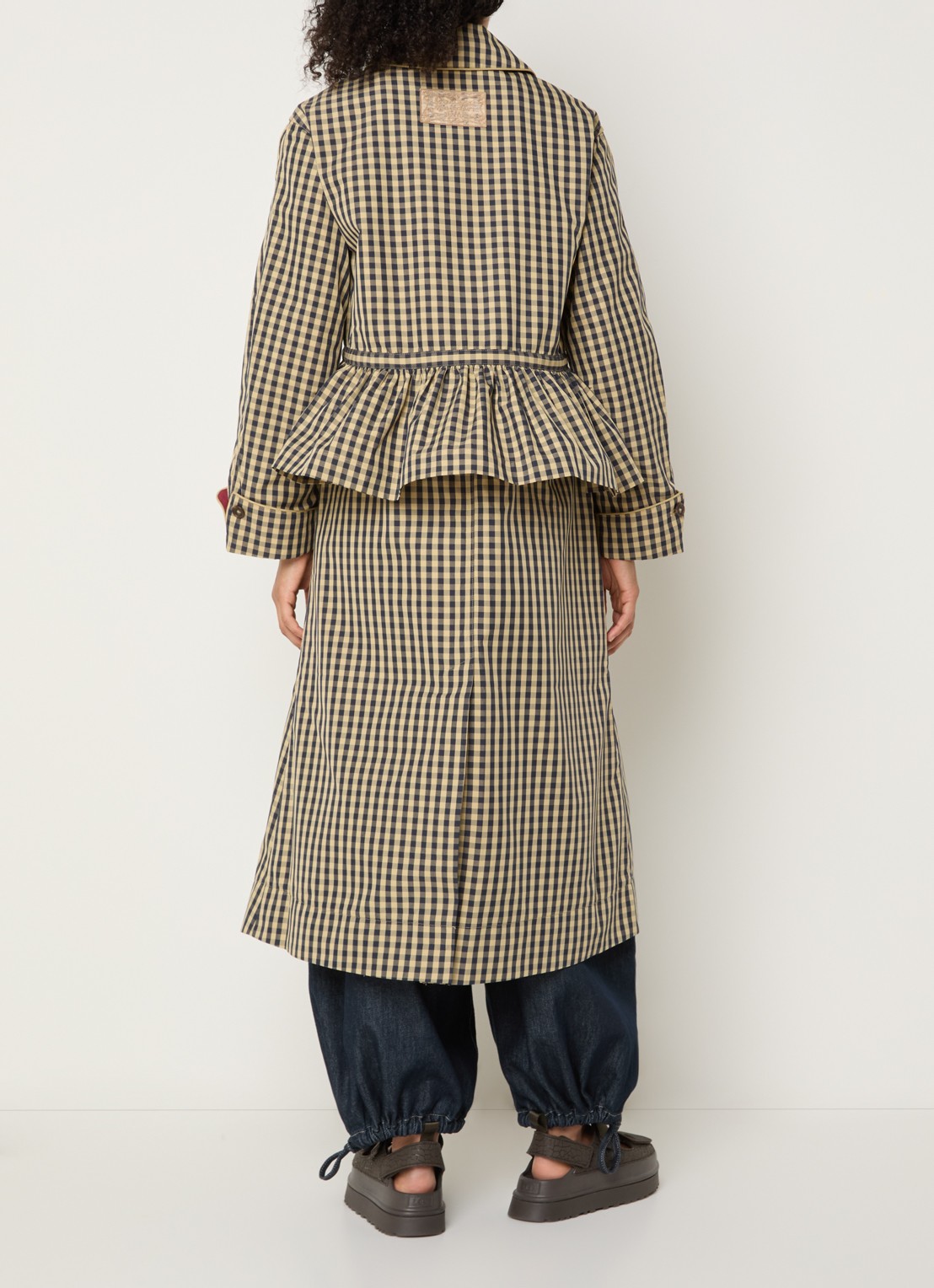 Damson Madder Myrtle trenchcoat met ruitdessin en steekzakken - achterkant geel