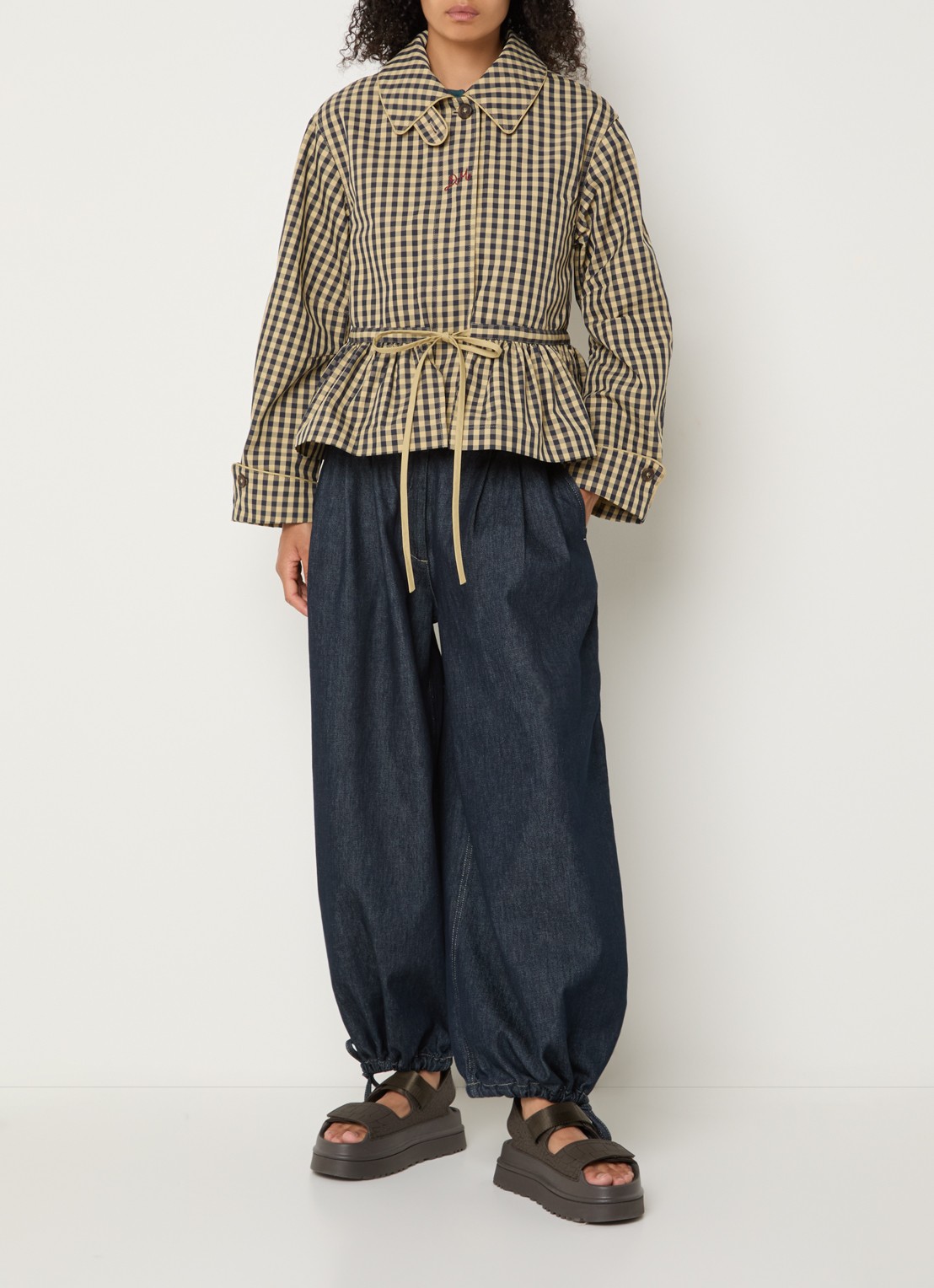 Damson Madder Myrtle trenchcoat met ruitdessin en steekzakken - voorkant 4 geel