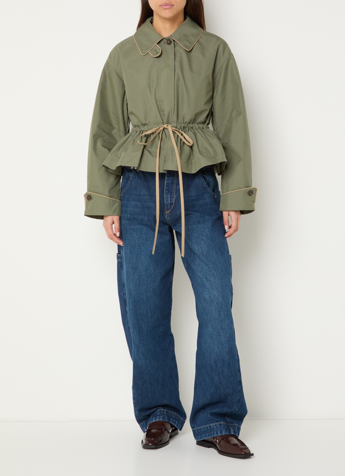 Damson Madder Myrtle trenchcoat met strikceintuur - voorkant 2 groen