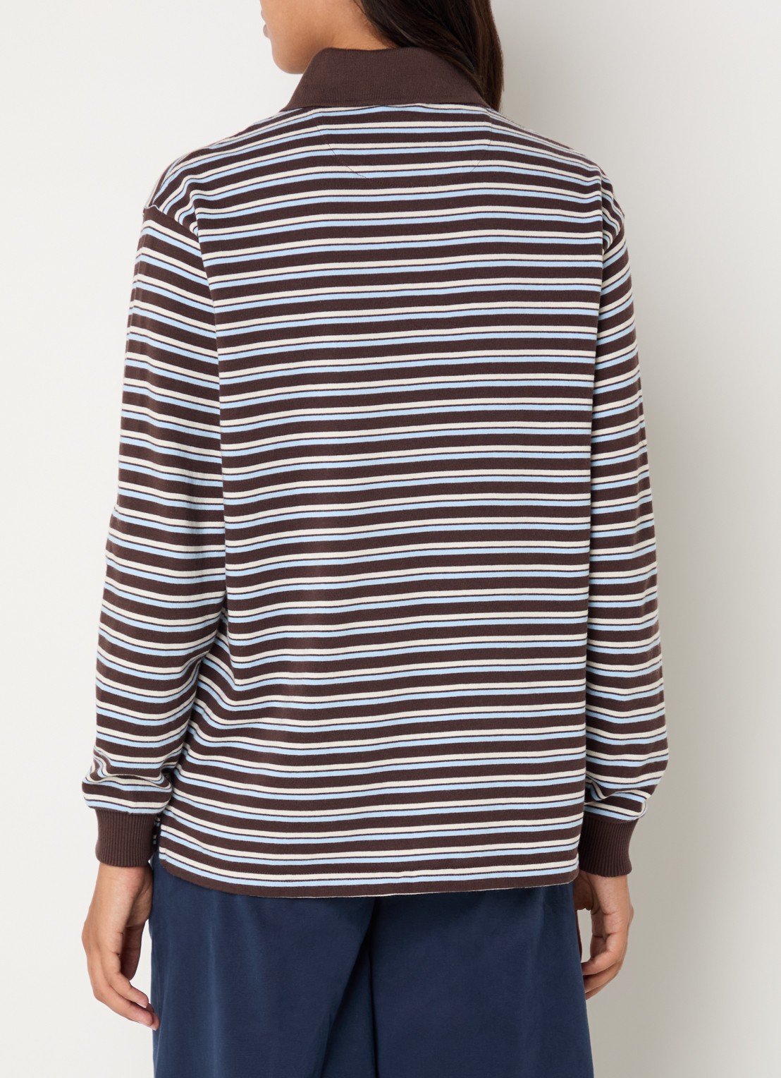 Damson Madder Remie regular fit polo met streepprint - achterkant 2 chocoladebruin
