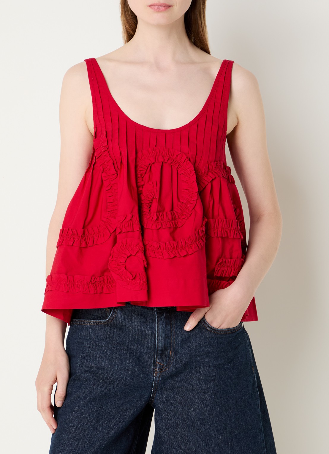 Damson Madder Stella mouwloze top met ruches - detail kersenrood