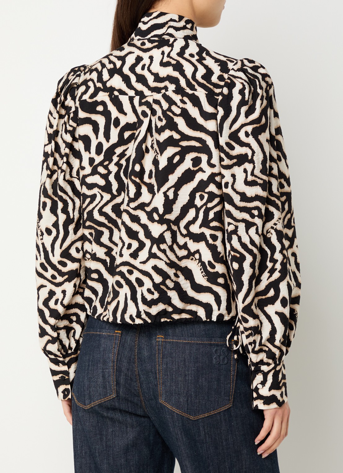 Dante 6 Cheska blouse met print en sjaalkraag - achterkant 3 zwart