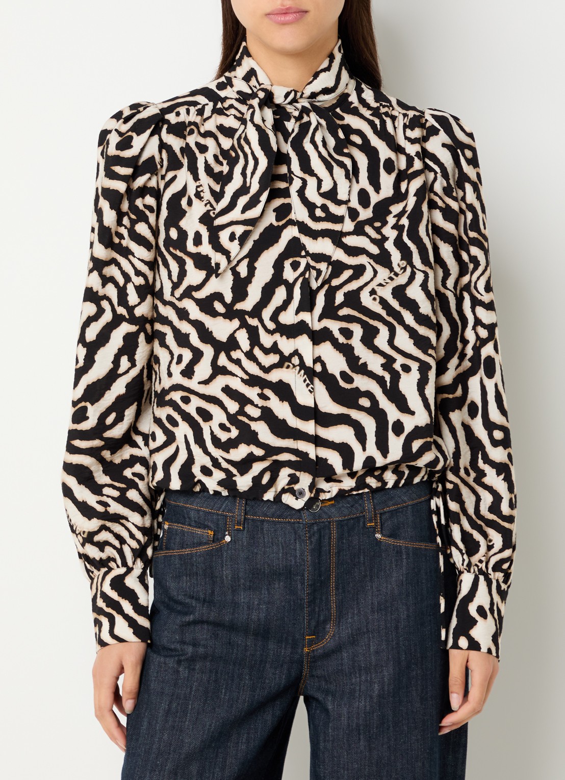 Dante 6 Cheska blouse met print en sjaalkraag - detail 4 zwart