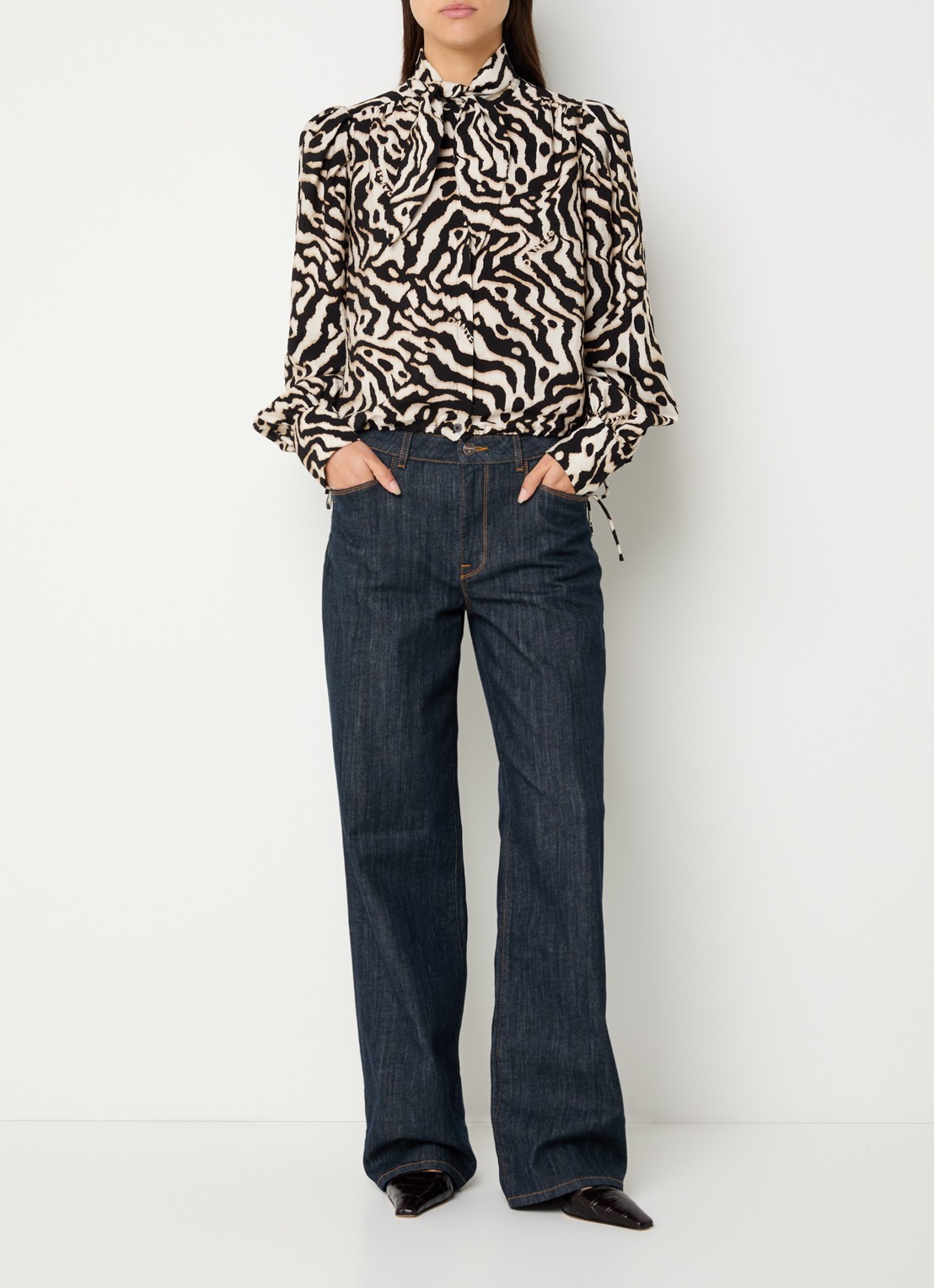 Dante 6 Cheska blouse met print en sjaalkraag - voorkant 2 zwart