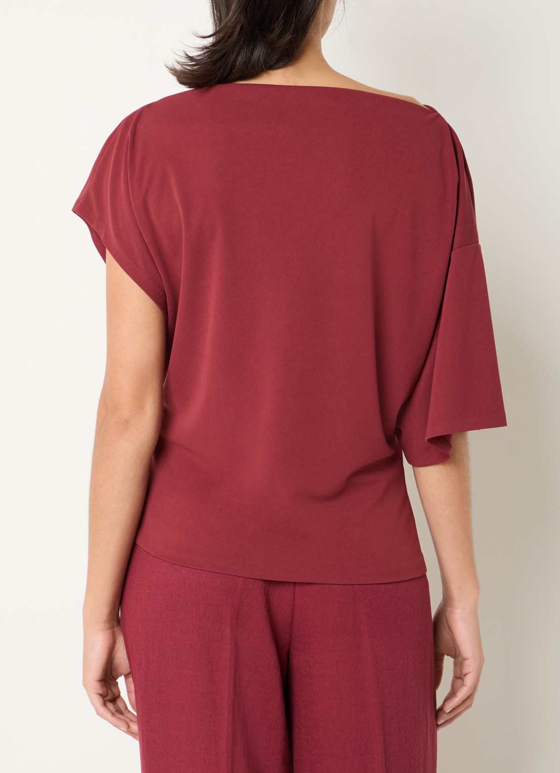 Dante 6 Gou top met asymmetrische mouw - achterkant 4 bordeauxrood