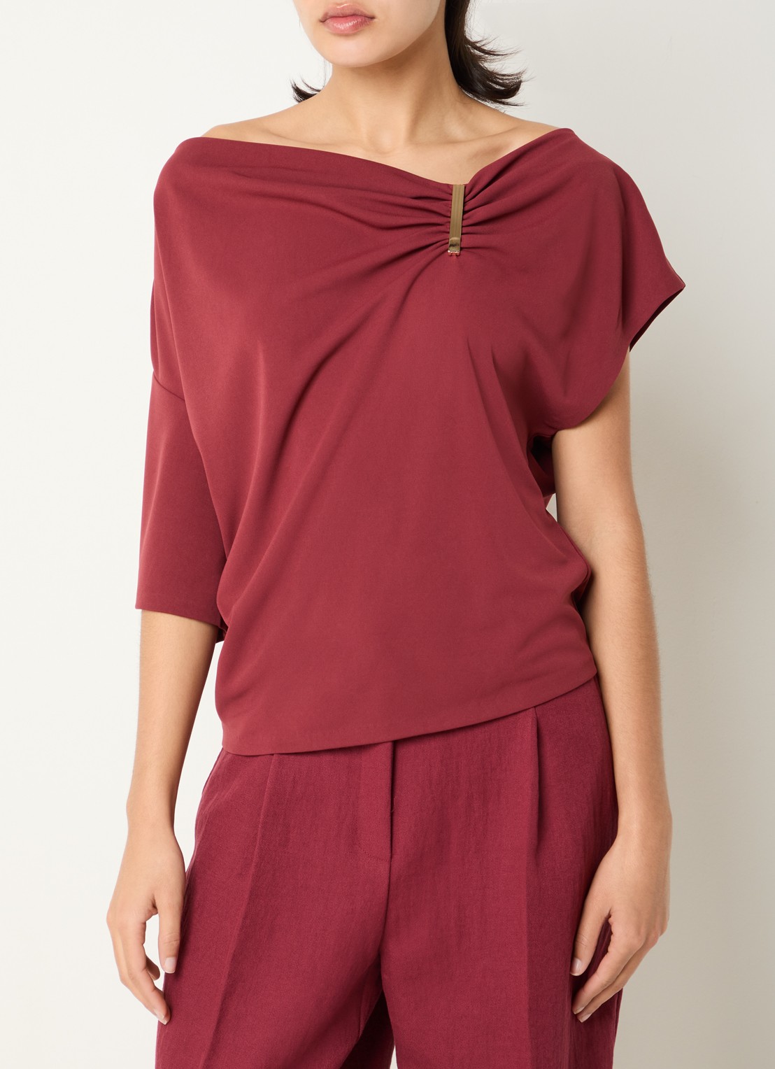 Dante 6 Gou top met asymmetrische mouw - detail bordeauxrood