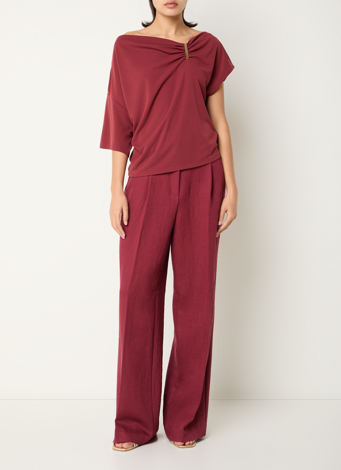 Dante 6 Gou top met asymmetrische mouw - voorkant 3 bordeauxrood