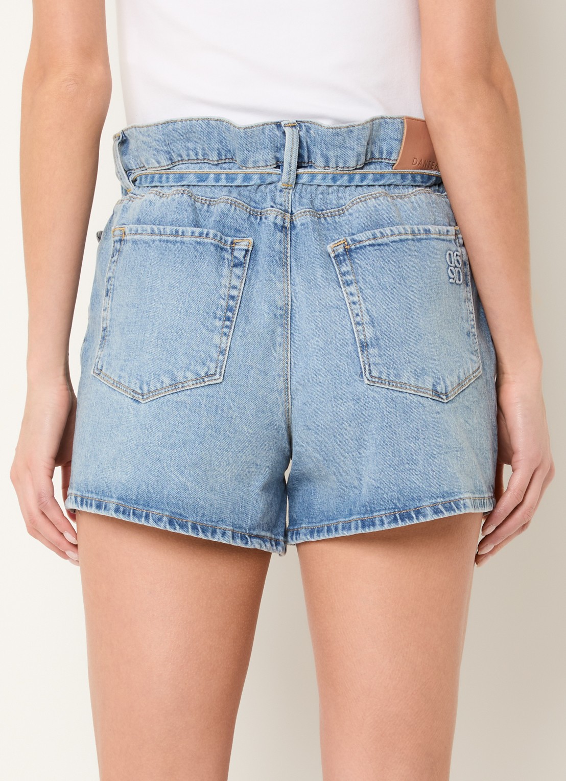 Dante 6 High waist straight leg korte broek van denim met lichte wassing - achterkant indigo