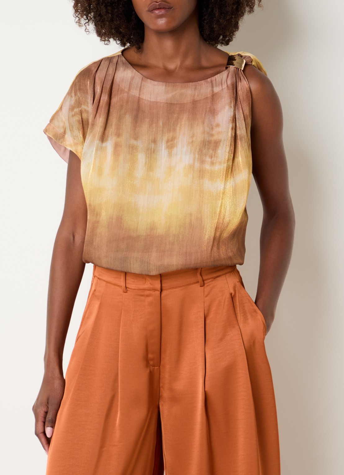 Dante 6 Kaira top met boothals - detail 3 donkeroranje
