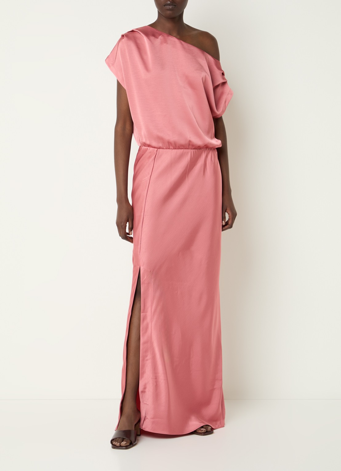 Dante 6 Maxi jurk met van satijn met asymmetrische hals - detail zalmroze